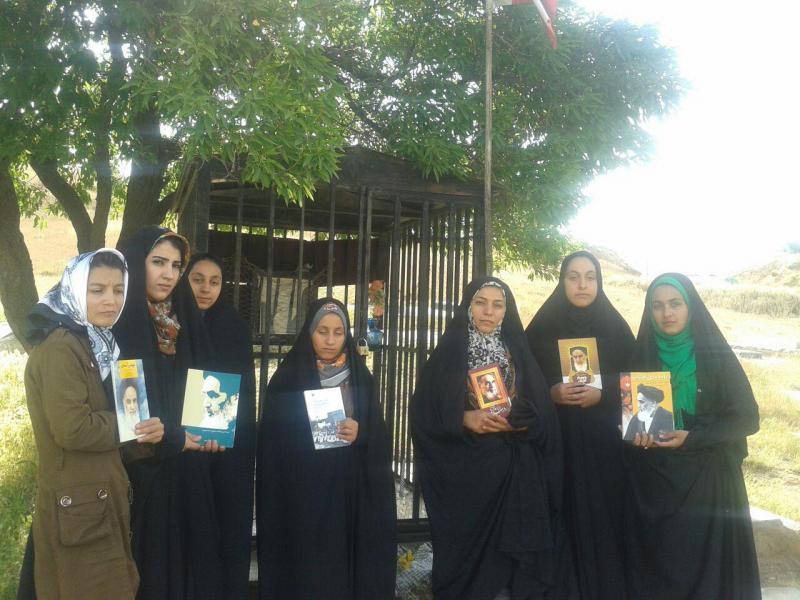 نشست کتابخوان باهدف شناسایی ساحت مقدس امام خمینی ره در دینور برگزار شد+تصویر