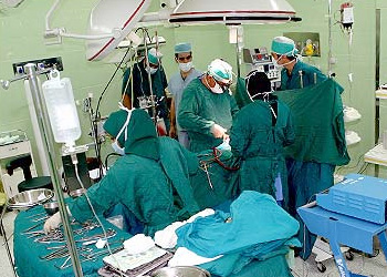 کار تیمی در جراحی ارتوپدی از عوارض درمان کم می کند کار تیمی در جراحی ارتوپدی از عوارض درمان کم می کند