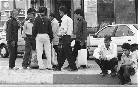 صحنه ای از نمایش غم انگیز بیکاری در شهرستان صحنه / دست یاری بسیج سازندگی برای نجات بیکاران صحنه ای از نمایش غم انگیز بیکاری در شهرستان صحنه / دست یاری بسیج سازندگی برای نجات بیکاران