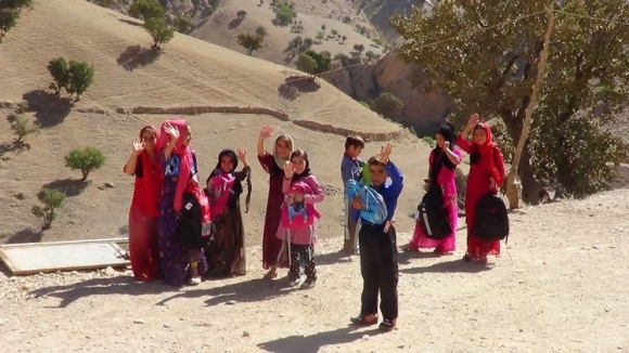 	دومین مرحله طرح حمایتی سپاه به کلاشی جوانرود رسید/ توزیع بسته های آموزشی در روستاهای اورامانات + تصاویر 