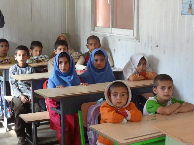 معلمان مدارس چند پایه شهرستان صحنه جهاد گر هستند / روستای کریم آباد با 4 دانش آموز معلم دارد