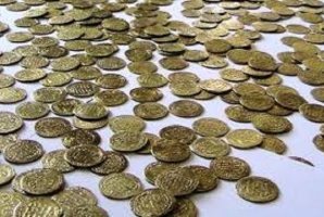 	کشف ۲۴۸ سکه طلا و یک پیکرک تقلبی از کلاهبرداران در بیستون 