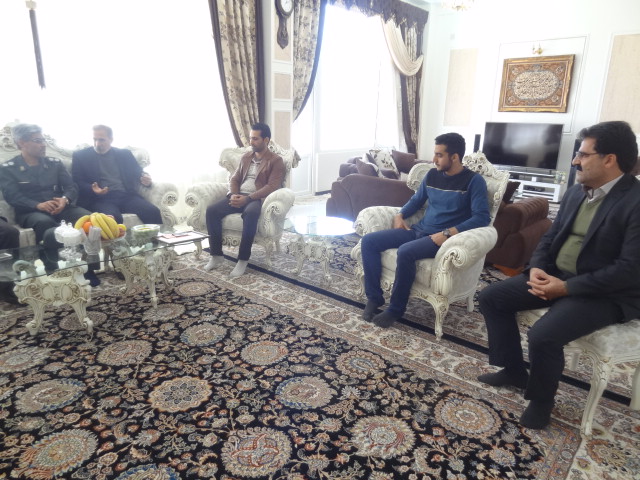 جمعی از مسئولین شهرستان صحنه از قهرمان مسابقات بسیج کشور تجلیل کردند