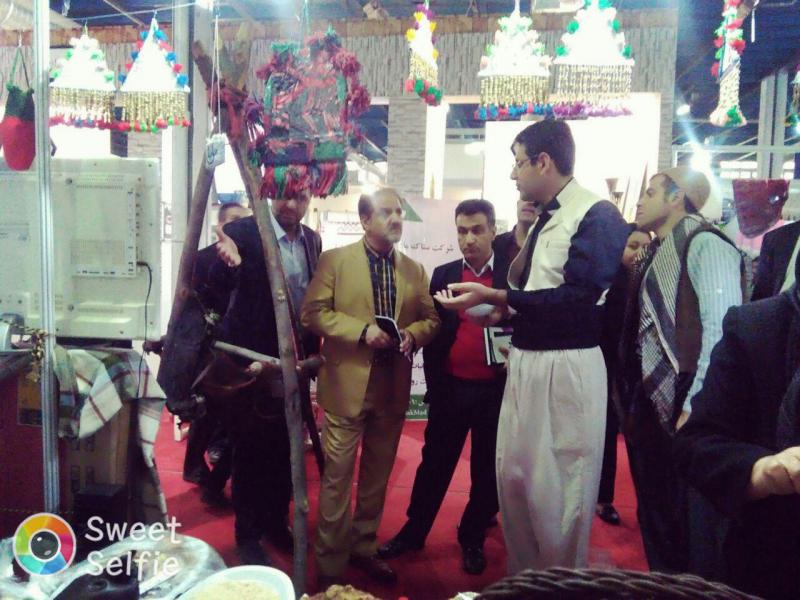 بازدید معاون پارلمانی رییس جمهور از غرفه نمایشگاه اقامتگاه بوم گردی دینور