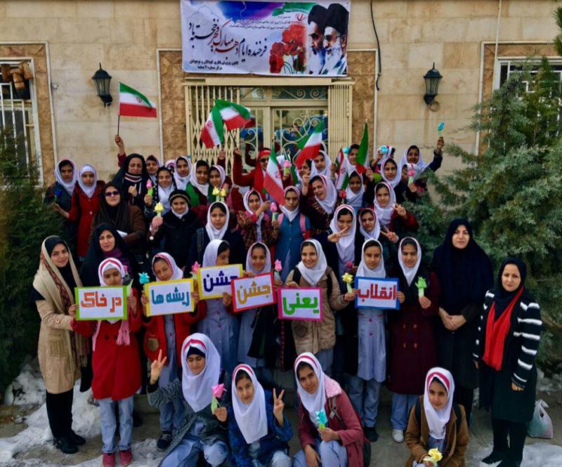 دانش آموزان صحنه ای با ساخت 33 لاله دهه فجر را جشن گرفتند