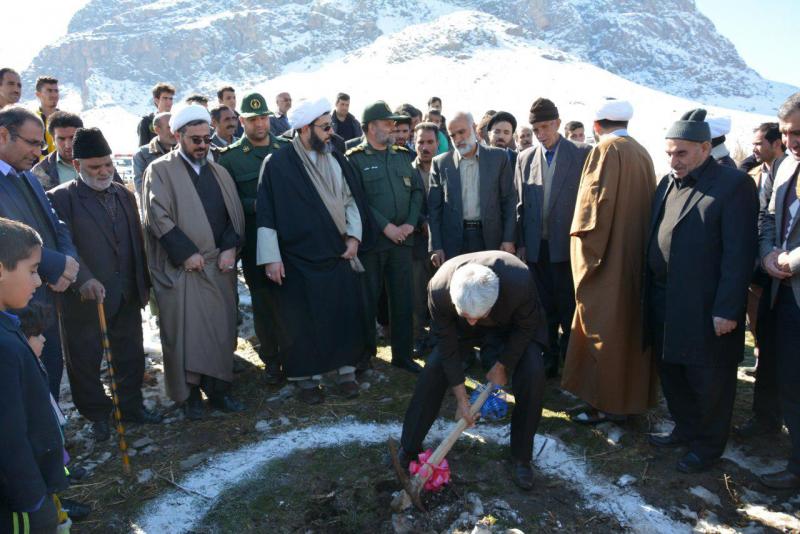 مسجد امام حسن مجتبی(ع) روستای عامله از توابع شهرستان صحنه کلنگ زنی شد + تصویر