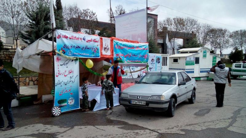 جمعیت هلال احمر شهرستان صحنه درحال خدمت رسانی به مسافرین نوروزی است + تصویر