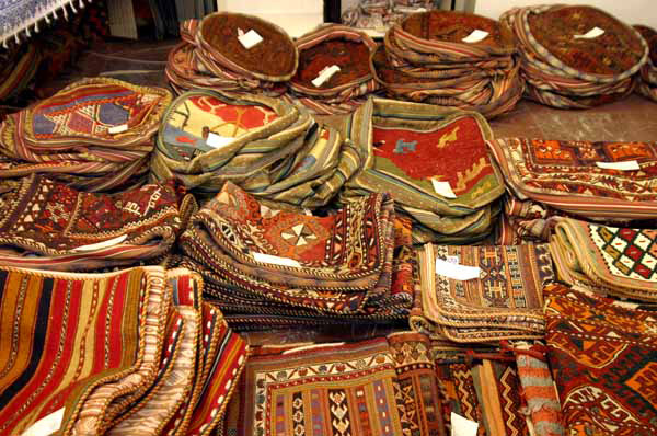 غرفه های صنایع دستی موجب تبادل فرهنگی مناطق مختلف می شود غرفه های صنایع دستی موجب تبادل فرهنگی مناطق مختلف می شود