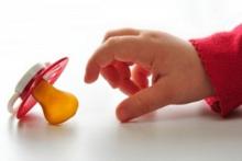 	اینگونه پستانک را از کودکتان بگیرید 