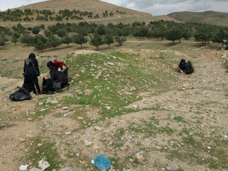  پاکسازی پارک جنگلی امام علی (ع) توسط دانش آموزان صحنه ای انجام شد