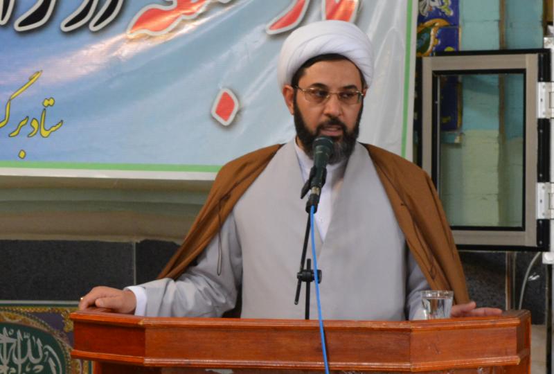  سراسر شهر صحنه از بنرهای بزرگ یک نامزد انتخاباتی ریاست جمهوری احاطه شده است / کاندیداهای شورا رقبای خود را تخریب نکنند