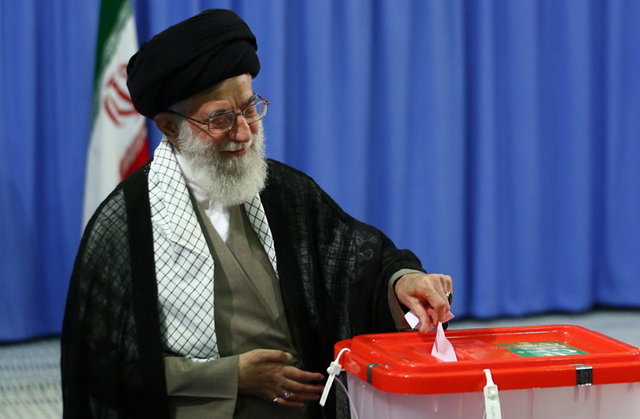  حضرت آیت‌الله خامنه‌ای رای خود را به صندوق انداختند