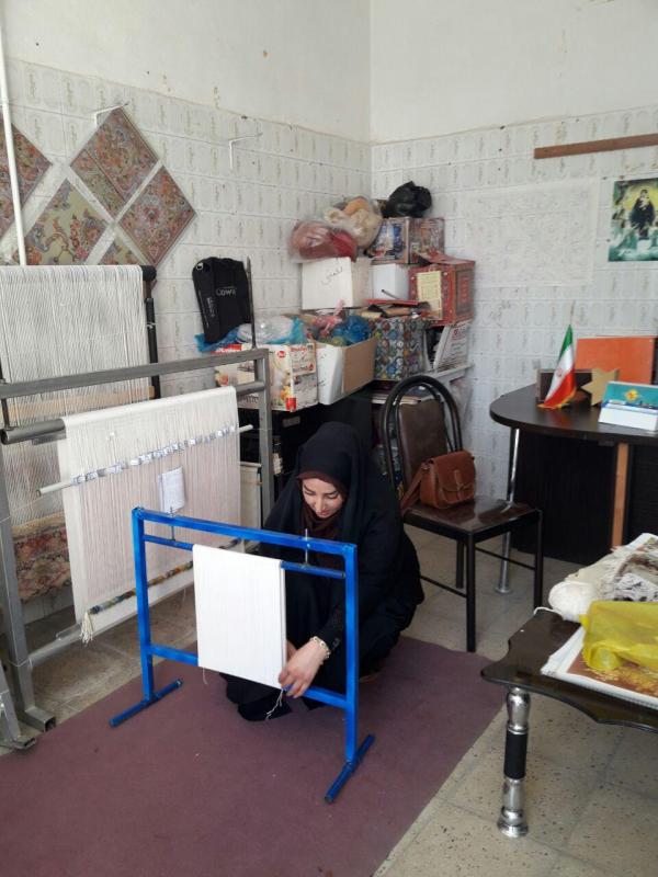 اشتغال زایی 31 نفر با ارائه وام اقتصاد مقاومتی در یک کارگاه فرش بافی شهرستان صحنه 