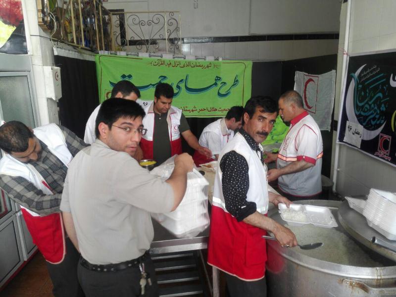 ۲۰۰۰پرس غذایی گرم در قالب سفره های مهربانی در شهرستان صحنه توزیع شده است / توزیع 150 بسته مواد غذایی