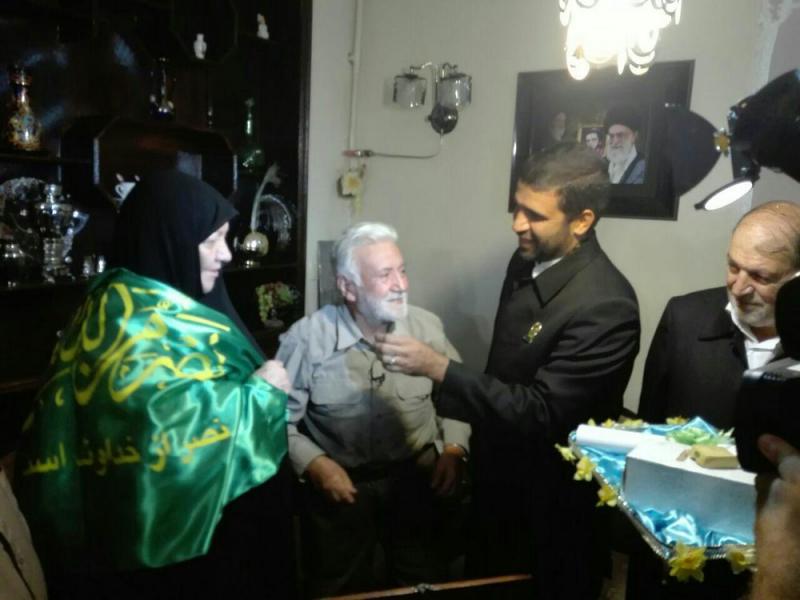 تجلیل خادمان رضوی از پیشکسوت شعر و ادب فارسی در استان کرمانشاه 