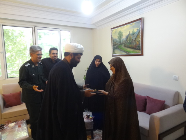 دیدار و سرکشی از خانواده شهدای شهرستان صحنه به مناسبت گرامیداشت هفته دفاع مقدس انجام شد