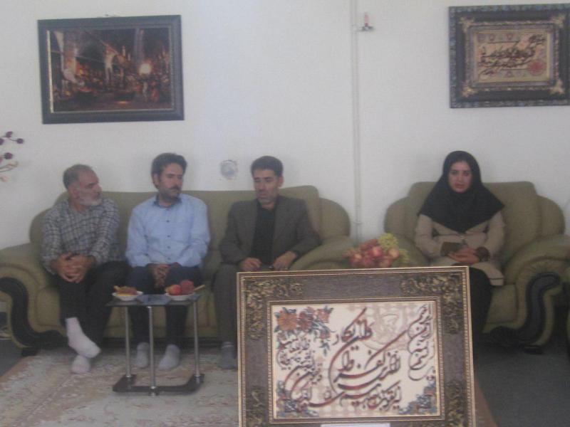 کارکنان اداره کتابخانه های عمومی صحنه با خانواده آزاده سرافراز نصرالله مهروی دیدار کردند
