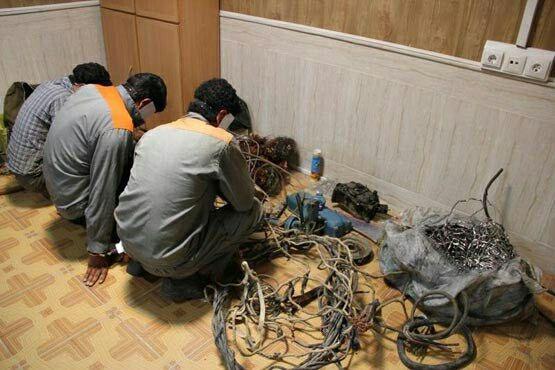 سارقان حرفه ای سیم برق در صحنه دستگیر شدند 