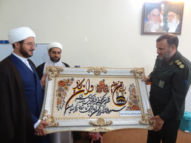 فرماندهی و جمعی از پایوران سپاه ناحیه صحنه با امام جمعه این شهرستان دیدار کردند