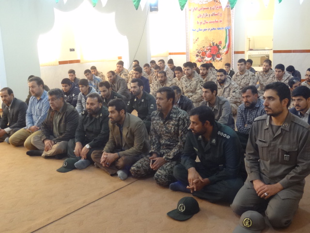 جمعی از پایوران و بسیجیان ناحیه صحنه با امام جمعه این شهرستان دیدار کردند