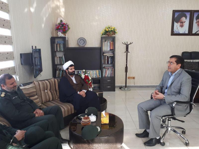 فرماندهی و جمعی از پایوران سپاه ناحیه شهرستان صحنه با شهردار صحنه دیدارکردند
