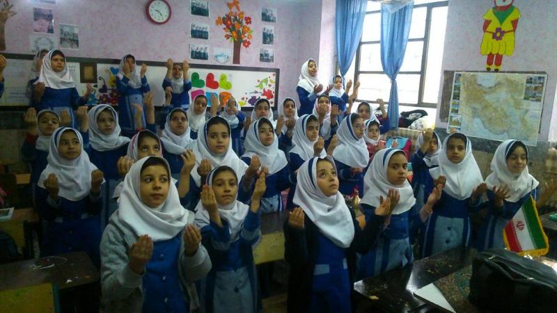 دانش آموزان  دبستان شاهد حضرت رقیه (س) صحنه آیه نزول باران قرائت کردند