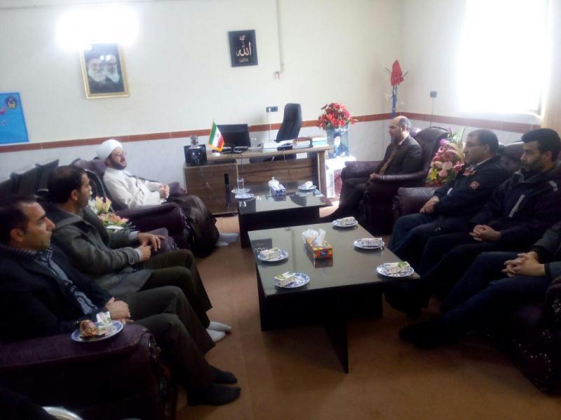 کارکنان اداره منابع طبیعی شهرستان صحنه با امام جمعه این شهرستان دیدار کردند