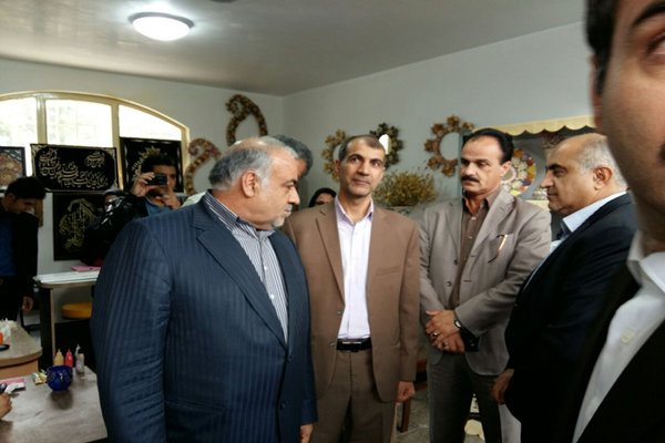 نمایشگاه دائمی صنایع‌دستی "شهدای مدافع حرم" در کرمانشاه افتتاح شد 