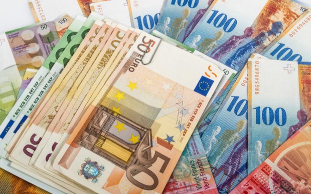 افزایش نرخ انواع ارز/ قیمت دلار به ۴۲۷۷ تومان رسید