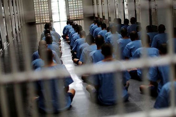 ازحمل زندانی باتاکسی تافروش جای خواب/سرانه استانداردهرزندانی۱۳متر