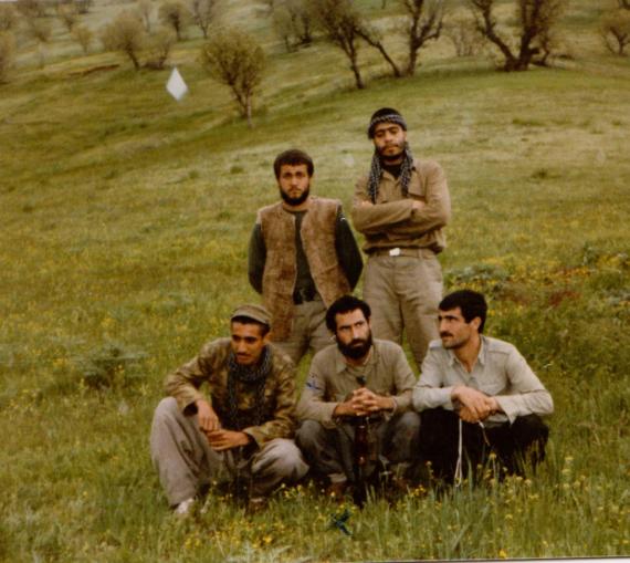 شهید صحنه ای با نشان افتخار از مقام معظم رهبری / سردار کریم جعفری