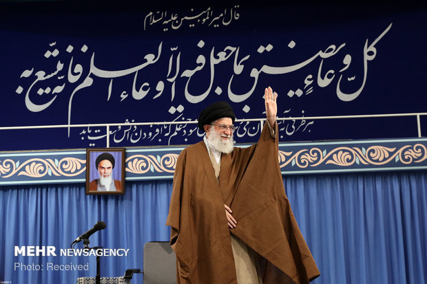 جمعی از دانش‌آموزان و دانشجویان با رهبر معظم انقلاب دیدار کردند