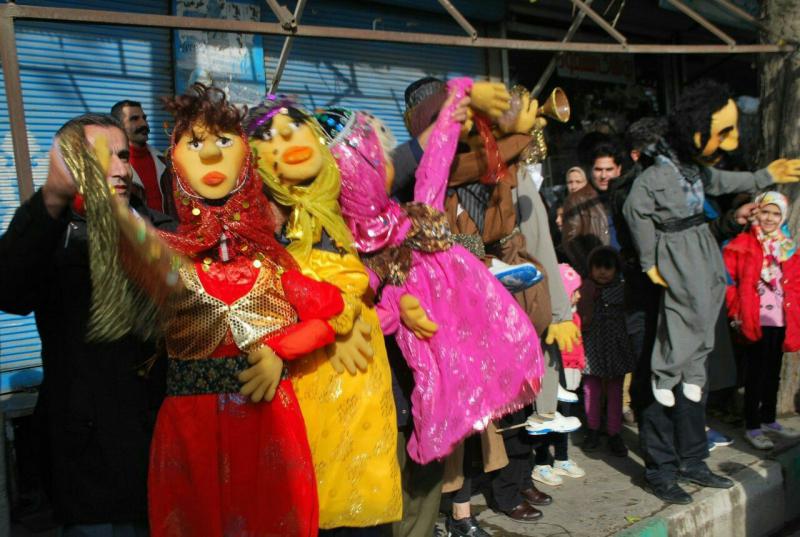 عروسک‌های رقاصه بومی هم به میدان آمدند /ترویج رقاصی زیر لوای کودکانه‌ها 