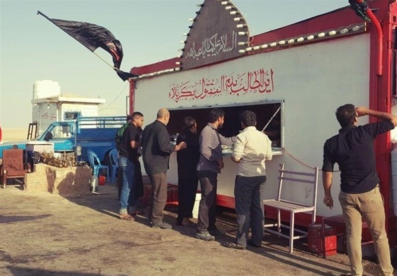 گروه جهادی وصال صحنه 100 هزار غذا در بین زائران اربعین حسینی می کنند 