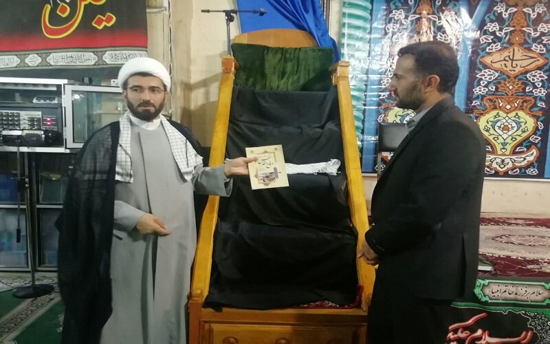  کتاب «آشنایی با معارف  دفاع مقدس» در مدرسه علمیه صحنه رونمایی شد