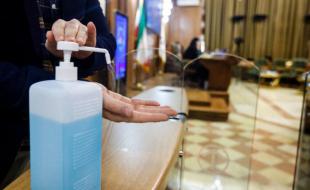 توزیع مواد ضدعفونی دست در داروخانه ها برای عموم مردم 