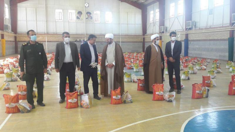 توزیع 250 بسته غذایی به دانش آموزان بخش دینور شهرستان صحنه + تصویر 