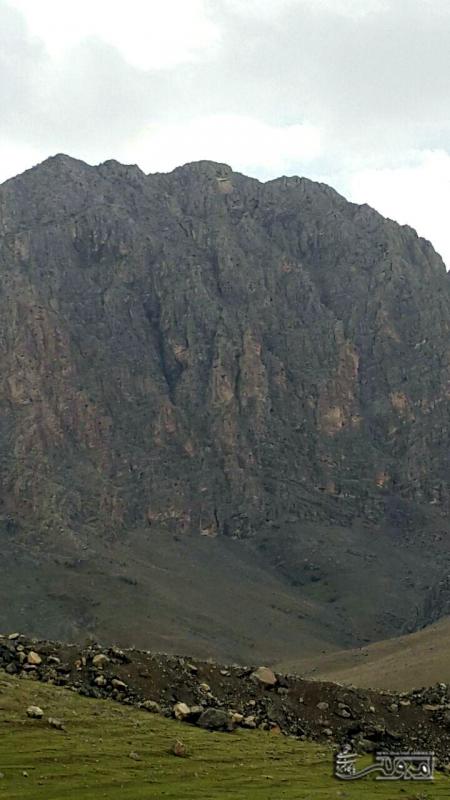 	تصویر چهره انسان در کوه قالیچه روستای عامله از توابع شهرستان صحنه + تصویر 