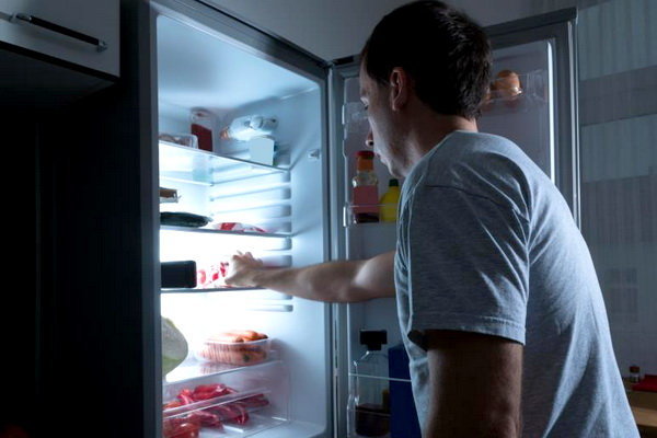 غذا خوردن قبل از خواب چربی سوزی را کاهش می دهد