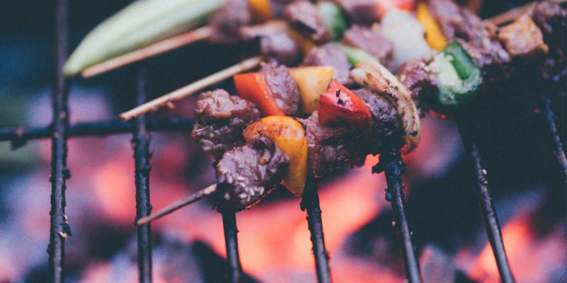 مزه دار کردن گوشت چنجه با مرینیت یونانی