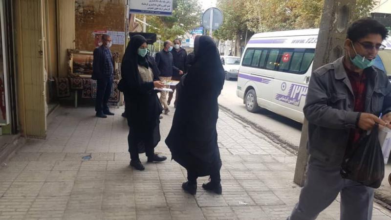 توزیع برورشور های خود مراقبتی توسط تیم اورژانس اجتماعی هرسین + تصویر