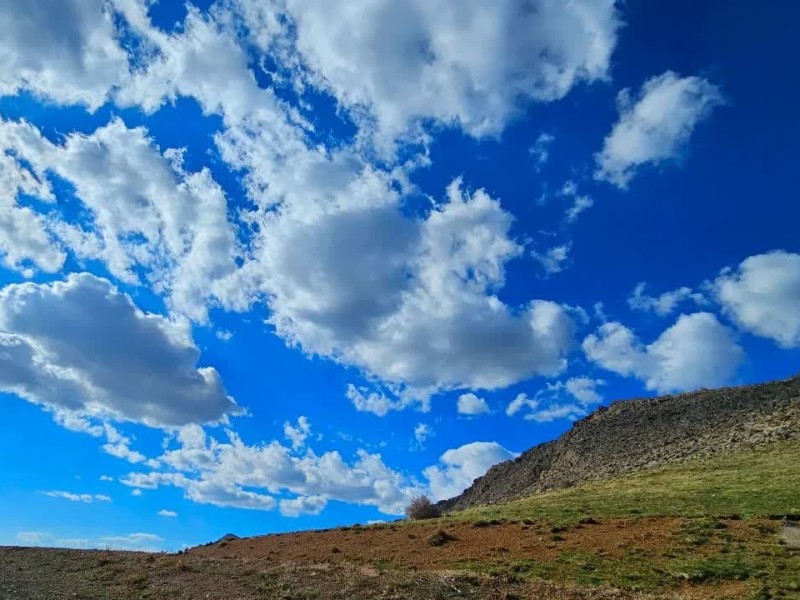 کوه بزآو در شمال شرقی صحنه