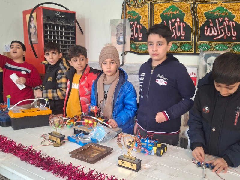 بازدید مسؤلین از نمایشگاه مخترعان آینده ساز رباتیک شهرستان صحنه پس از اقامه نماز جمعه 