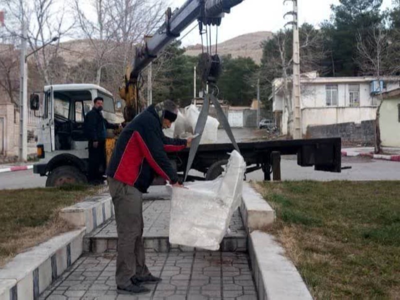 شروع عملیات جای‌گذاری نیمکت‌های سنگی در پارک ها