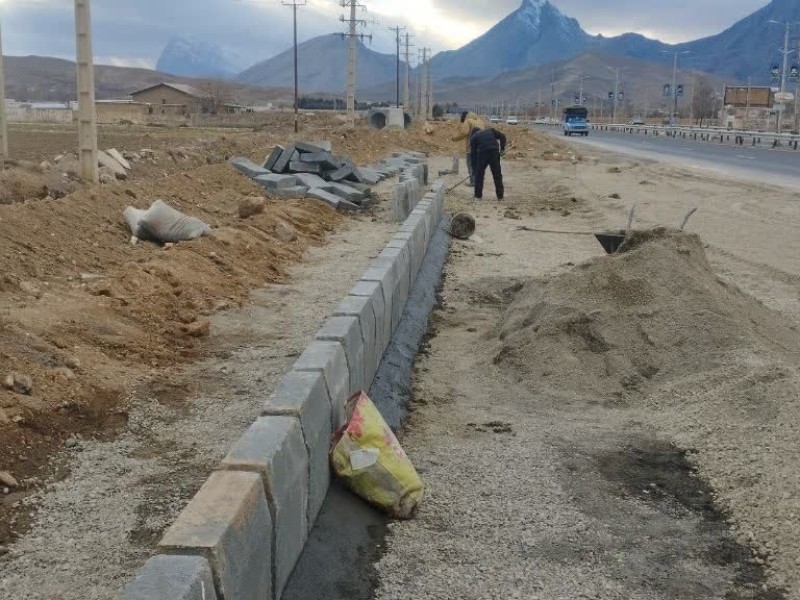 آغاز عملیات اجرایی جدول‌گذاری و ساماندهی ورودی شهر صحنه از سمت کرمانشاه، 