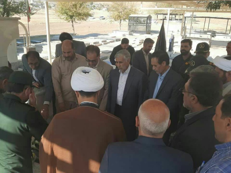 حضور مشترک مسئولان شهرستان های صحنه و چگنی بر مزار شهید نجفی حضور مشترک مسئولان شهرستان های صحنه و چگنی بر مزار شهید نجفی