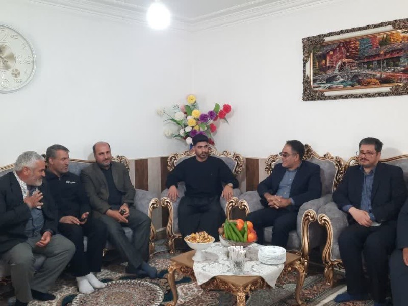 دیدار فرماندار و اعضای شورای تامین شهرستان صحنه با خانواده یوسف کرمی، یکی از مجروحان ناو دنا